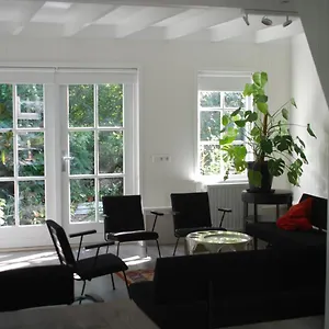 ginas-garden-house.amsterdamhotelsnl.com/